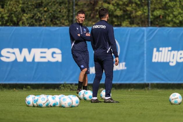 Christian Eichner Karlsruher SC, Head Coach in exchange with Sirus Motekallemi Karlsruher SC, Co Coach , Karlsruher SC Football, 2 Bundesliga, Training, 2024 2025, 23 04 2025, DFL REGULATIONS PROHIBIT ANY USE OF PHOTOGRAPHS AS IMAGE SEQUENCES AND OR QUASI VIDEO, Karlsruher SC Football, 2 Bundesliga, Training, 2024 2025, 23 04 2025 Karlsruhe Copyright: xEibner-Pressefoto JanxPrihodax EP_JPA