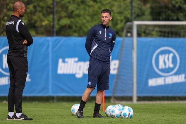 Christian Eichner Karlsruher SC, Head Coach in exchange with Daniel Gordon Karlsruher SC, Co Coach U23 , Karlsruher SC Football, 2 Bundesliga, Training, 2024 2025, 23 04 2025, DFL REGULATIONS PROHIBIT ANY USE OF PHOTOGRAPHS AS IMAGE SEQUENCES AND OR QUASI VIDEO, Karlsruher SC Football, 2 Bundesliga, Training, 2024 2025, 23 04 2025 Karlsruhe Copyright: xEibner-Pressefoto JanxPrihodax EP_JPA