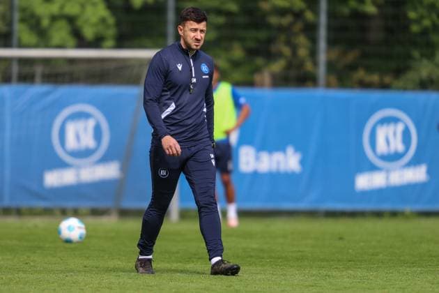 Sirus Motekallemi Karlsruher SC, Co Trainer , Karlsruher SC Football, 2 Bundesliga, Training, 2024 2025, 23 04 2025, DFL REGULATIONS PROHIBIT ANY USE OF PHOTOGRAPHS AS IMAGE SEQUENCES AND OR QUASI VIDEO, Karlsruher SC Football, 2 Bundesliga, Training, 2024 2025, 23 04 2025 Karlsruhe Copyright: xEibner-Pressefoto JanxPrihodax EP_JPA