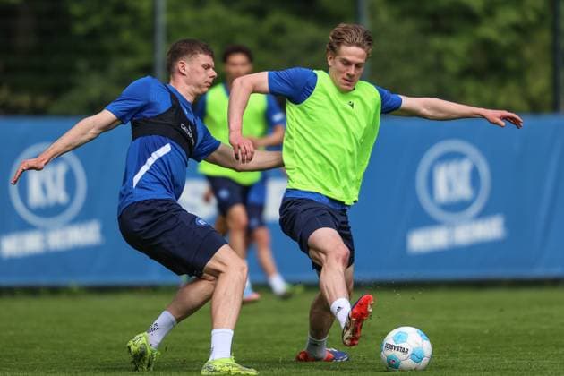 David Herold Karlsruher SC, 20 in duel with Andrin Hunziker Karlsruher SC, 09 , Karlsruher SC Football, 2 Bundesliga, Training, 2024 2025, 23 04 2025, DFL REGULATIONS PROHIBIT ANY USE OF PHOTOGRAPHS AS IMAGE SEQUENCES AND OR QUASI VIDEO, Karlsruher SC Football, 2 Bundesliga, Training, 2024 2025, 23 04 2025 Karlsruhe Copyright: xEibner-Pressefoto JanxPrihodax EP_JPA
