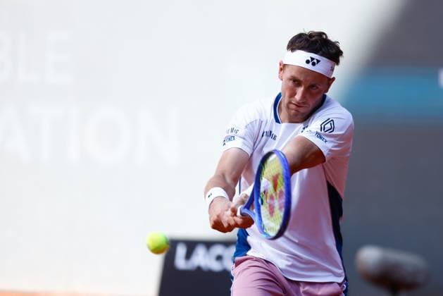 April 25, 2025, Madrid, Madrid, Spain: Casper Ruud of Norway plays against Arthur Rinderknech of France during the Mutua Madrid Open 2025, ATP, Tennis Herren Masters 1000 and WTA, Tennis Damen 1000, tennis tournament celebrated at Caja Magica on April 25, 2025 in Madrid, Spain. Madrid Spain - ZUMAa181 20250425_zaa_a181_002 Copyright: xDennisxAgyemanx
