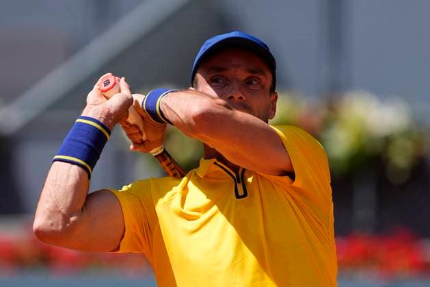 April 25, 2025, Madrid, Madrid, Spain: Roberto Bautista Agut of Spain in action against Alexander Zverev of Germany during the Mutua Madrid Open 2025, ATP, Tennis Herren Masters 1000 and WTA, Tennis Damen 1000 tennis tournament, celebrated at Caja Magica on April 25, 2025 in Madrid, Spain. Madrid Spain - ZUMAa181 20250425_zaa_a181_147 Copyright: xOscarxJ.xBarrosox