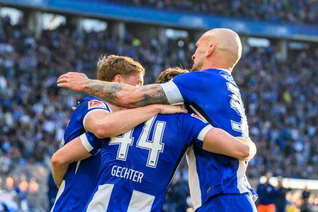 in the picture from l Linus Gechter Hertha BSC, 44 , Toni Leistner Hertha BSC, 37 , header goal by Linus Gechter Hertha BSC, 44 , goal, duel, action, fight, fights for the ball, GER, Berlin, Football, Hertha BSC vs 1 FC Magdeburg, DFB, Bundesliga, Season 2024 2025, DFB DFL REGULATIONS PROHIBIT ANY USE OF PHOTOGRAPHS AS IMAGE SEQUENCES AND OR QUASI VIDEO, 25 04 2025 Copyright: HMBxMedia UwexKoch