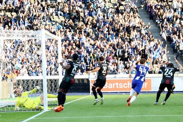 DEU, DFL, 2 FBL, Hertha BSC vs 1 FC Magdeburg, 25 04 2025, Berliner Olympiastadion, Berlin, DEU, DFL, 2 FBL, Hertha BSC vs 1 FC Magdeburg, im Bild 1 1 durch Linus Gechter Hertha BSC Berlin 44 , Toni Leistner Hertha BSC Berlin 37 , Marcus Mathisen 1 FC Magdeburg 16 , Dominik Reimann 1 FC Magdeburg 1 DFL regulations prohibit any use of Photographs as image sequences and or quasi video nordphotoxGmbHx xEngler nph00076