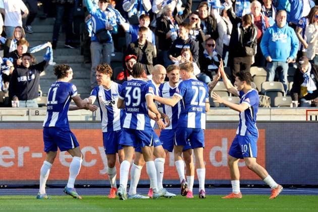 DEU, DFL, 2 FBL, Hertha BSC vs 1 FC Magdeburg, 25 04 2025, Berliner Olympiastadion, Berlin, DEU, DFL, 2 FBL, Hertha BSC vs 1 FC Magdeburg, im Bild 1 1 durch Linus Gechter Hertha BSC Berlin 44 , Toni Leistner Hertha BSC Berlin 37 , Fabian Reese Hertha BSC Berlin 11 , Ibrahim Maza Hertha BSC Berlin 10 , Hertha Spielerkreis DFL regulations prohibit any use of Photographs as image sequences and or quasi video nordphotoxGmbHx xEngler nph00076
