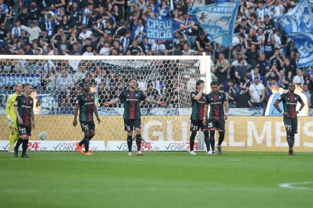 25 04 2025, xtgx, Soccer 2 Bundesliga, Hertha BSC Berlin 1 FC Magdeburg emspor, v l Baris Atik Magdeburg, 23 , Daniel Heber Magdeburg, 15 , Marcus Mathisen Magdeburg, 16 , Jean Hugonet Magdeburg, 24 , Xavier Amaechi Magdeburg, 20 , Silas Gnaka Magdeburg, 25 disappointed, looks disappointed, dejected, disappointed DFL DFB REGULATIONS PROHIBIT ANY USE OF PHOTOGRAPHS as IMAGE SEQUENCES and or QUASI VIDEO Berlin