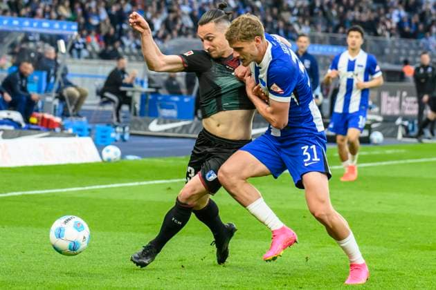 in the picture from l Baris Atik 1 FC Magdeburg, 23 , Marton Dardai Hertha BSC, 31 , duel, action, fight, fights for the ball, GER, Berlin, football, Hertha BSC vs 1 FC Magdeburg, DFB, Bundesliga, season 2024 2025, DFB DFL REGULATIONS PROHIBIT ANY USE OF PHOTOGRAPHS AS IMAGE SEQUENCES AND OR QUASI VIDEO, 25 04 2025 Copyright: HMBxMedia UwexKoch