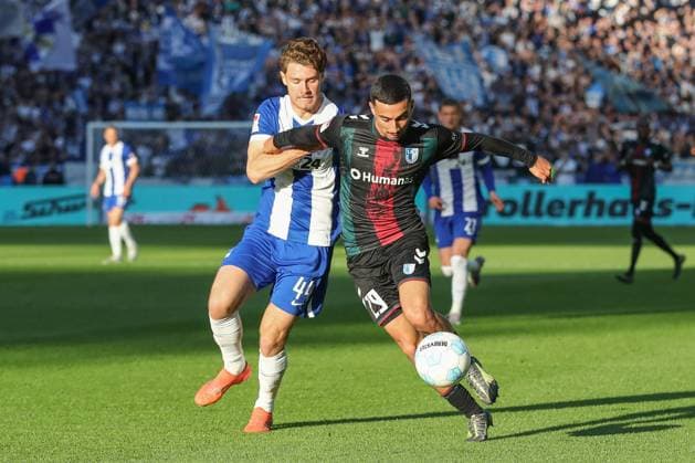 25 04 2025, xtgx, Football 2 Bundesliga, Hertha BSC Berlin 1 FC Magdeburg emspor, v l Linus Gechter Hertha, 44 , Livan Burcu Magdeburg, 29 duel, duel, fight, tackle DFL DFB REGULATIONS PROHIBIT ANY USE OF PHOTOGRAPHS as IMAGE SEQUENCES and or QUASI VIDEO Berlin