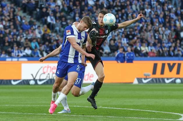 25 04 2025, xtgx, Soccer 2 Bundesliga, Hertha BSC Berlin 1 FC Magdeburg emspor, v l Marton Dardai Hertha, 31 , Martijn Kaars Magdeburg, 9 duel, duel, fight, tackle DFL DFB REGULATIONS PROHIBIT ANY USE OF PHOTOGRAPHS as IMAGE SEQUENCES and or QUASI VIDEO Berlin