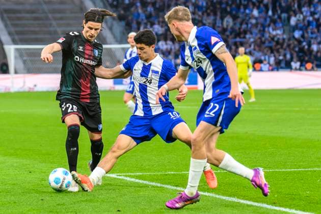 in the picture from left Jean Hugonet 1 FC Magdeburg, 24 , Ibrahim Maza Hertha BSC, 10 , Marten Winkler Hertha BSC, 22 , duel, action, fight, fights for the ball, GER, Berlin, Football, Hertha BSC vs 1 FC Magdeburg, DFB, Bundesliga, Season 2024 2025, DFB DFL REGULATIONS PROHIBIT ANY USE OF PHOTOGRAPHS AS IMAGE SEQUENCES AND OR QUASI VIDEO, 25 04 2025 Copyright: HMBxMedia UwexKoch