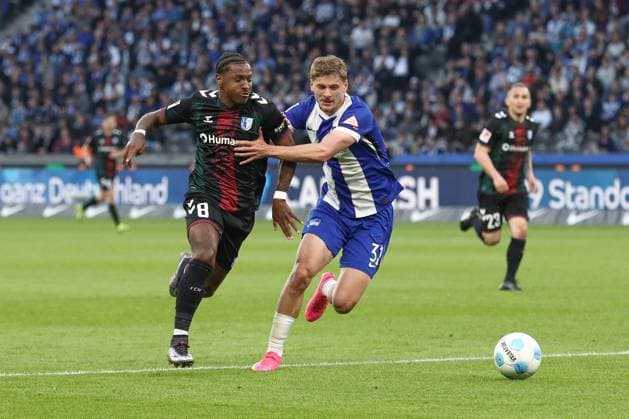 25 04 2025, xtgx, Football 2 Bundesliga, Hertha BSC Berlin 1 FC Magdeburg emspor, v l Bryan Teixeira Magdeburg, 8 , Marton Dardai Hertha, 31 duel, duel, fight, tackle DFL DFB REGULATIONS PROHIBIT ANY USE OF PHOTOGRAPHS as IMAGE SEQUENCES and or QUASI VIDEO Berlin