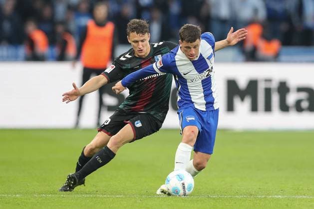 25 04 2025, xtgx, Soccer 2 Bundesliga, Hertha BSC Berlin 1 FC Magdeburg emspor, v l Martijn Kaars Magdeburg, 9 , Diego Demme Hertha, 6 duel, duel, fight, tackle DFL DFB REGULATIONS PROHIBIT ANY USE OF PHOTOGRAPHS as IMAGE SEQUENCES and or QUASI VIDEO Berlin