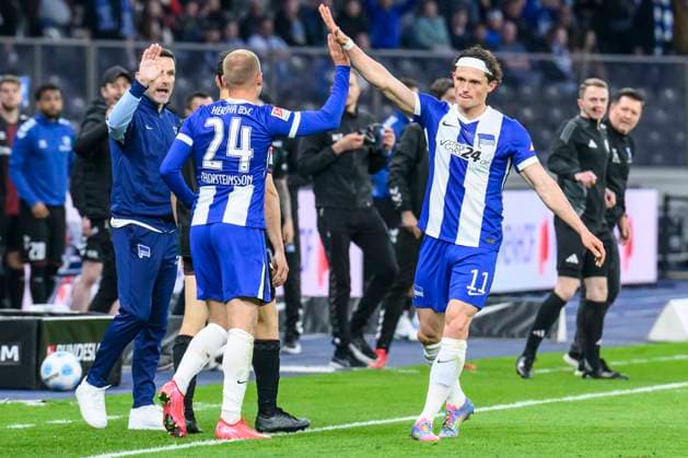 in the picture from l Stefan Leitl Hertha BSC, coach , Jon Dagur Thorsteinsson Hertha BSC, 24 , Fabian Reese Hertha BSC, 11 , high-five, joy, GER, Berlin, football, Hertha BSC vs 1 FC Magdeburg, DFB, Bundesliga, season 2024 2025, DFB DFL REGULATIONS PROHIBIT ANY USE OF PHOTOGRAPHS AS IMAGE SEQUENCES AND OR QUASI VIDEO, 25 04 2025 Copyright: HMBxMedia UwexKoch