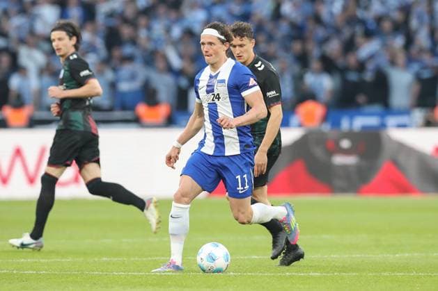 25 04 2025, xtgx, Soccer 2 Bundesliga, Hertha BSC Berlin 1 FC Magdeburg emspor, v l Fabian Reese Hertha, 11 , Martijn Kaars Magdeburg, 9 duel, duel, fight, tackle DFL DFB REGULATIONS PROHIBIT ANY USE OF PHOTOGRAPHS as IMAGE SEQUENCES and or QUASI VIDEO Berlin