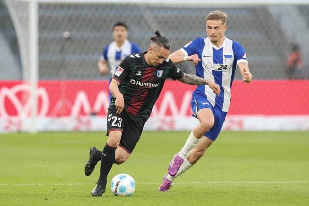 25 04 2025, xtgx, Football 2 Bundesliga, Hertha BSC Berlin 1 FC Magdeburg emspor, v l Baris Atik Magdeburg, 23 , Marten Winkler Hertha, 22 duel, duel, fight, tackle DFL DFB REGULATIONS PROHIBIT ANY USE OF PHOTOGRAPHS as IMAGE SEQUENCES and or QUASI VIDEO Berlin