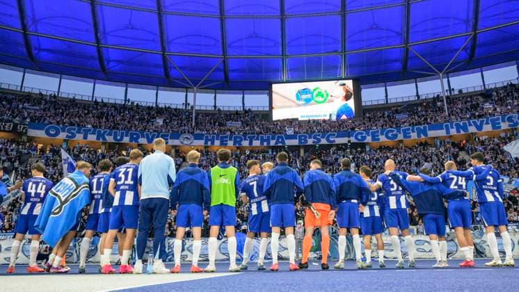 in the picture from left The players thank the fans, Final score 1 1, GER, Berlin, Football, Hertha BSC vs 1 FC Magdeburg, DFB, Bundesliga, Season 2024 2025, DFB DFL REGULATES PROHIBIT ANY USE OF PHOTOGRAPHS AS IMAGE SEQUENCES AND OR QUASI VIDEO, 25 04 2025 Copyright: HMBxMedia UwexKoch