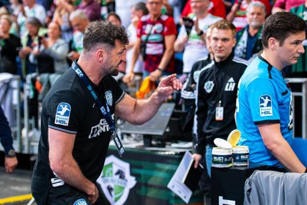 Florian Kehrmann TBV Lemgo Lippe, coach pursues Simon Reich Referee f l , TSV Hannover Burgdorf white against TBV Lemgo Lippe blue on matchday 27 of the 2024 2025 season in the DAIKIN Handball Bundesliga 25 04 2025, ZAG Arena Hannover, GER , Copyright: xJanxGuentherx xTSVxHannover-Burgdorfx