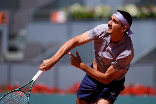 April 26, 2025, Madrid, Madrid, Spain: Lorenzo Sonego of Italy in action against Alex de Minaur of Australia during the Mutua Madrid Open 2025, ATP, Tennis Herren Masters 1000 and WTA, Tennis Damen 1000 tennis tournament, celebrated at Caja Magica on April 26, 2025 in Madrid, Spain. Madrid Spain - ZUMAa181 20250426_zaa_a181_144 Copyright: xOscarxJ.xBarrosox