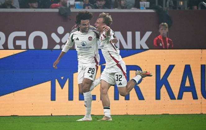 Soccer, 2 Bundesliga, Germany, Men, Season 2024 2025, 31 Matchday, Merkur Spiel Arena Düsseldorf, Fortuna Düsseldorf FC Nuremberg cheer Janis Antiste FCN after his goal to 0 1, together with Tim Janisch FCN cheer, joy, action
