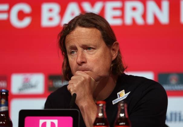 Football, Men, Bundesliga, Season 2024 2025, FC Bayern Munich 1 FSV Mainz 05, Allianz Arena Bo Henriksen, Coach 1 FSV Mainz 05 at the press conference, head, portrait, hand on chin, in thoughts, pondering, thoughtful DFB, DFL regulations prohibit any use of photographs as image sequences and or quasi video