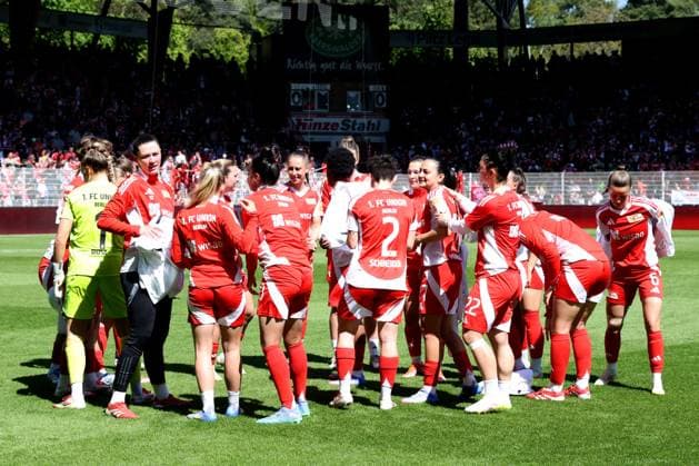 DEU, 2 BL, Frauen, 1 FC Union vs Borussia Moenchengladbach, 27 04 2025, Stadion Alte Foersterei, Berlin, DEU, 2 BL, Frauen, 1 FC Union vs Borussia Moenchengladbach, im Bild Union Spielerinnenkreis DFL regulations prohibit any use of Photographs as image sequences and or quasi video nordphotoxGmbHx xEngler nph00076