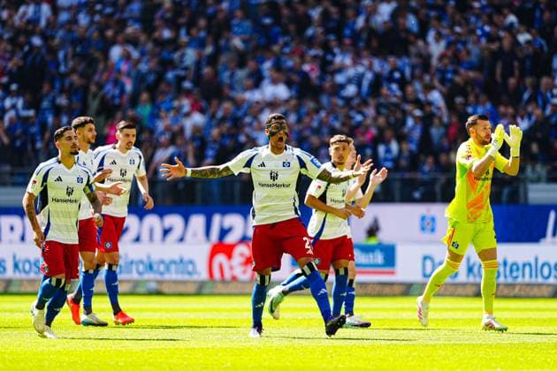 Player Hamburger SV in front of the fans GER, Hamburger SV vs Karlsruher SC, Football, 2 Bundesliga, Matchday 31, Season 2024 2025, 27 04 2025 DFL REGULATIONS PROHIBIT ANY USE OF PHOTOGRAPHS AS IMAGE SEQUENCES AND OR QUASI VIDEO GER, Hamburger SV vs Karlsruher SC, Football, 2 Bundesliga, Matchday 31, Season 2024 2025, 27 04 2025 Hamburg Copyright: xEibner-Pressefoto MarcelxvonxFehrnx EP_MFN