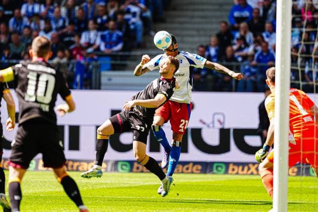 Header duel aerial duel Christoph Kobald Karlsruher SC, 22 , Davie Selke Hamburger SV, 27 GER, Hamburger SV vs Karlsruher SC, Football, 2 Bundesliga, Matchday 31, Season 2024 2025, 27 04 2025 DFL REGULATIONS PROHIBIT ANY USE OF PHOTOGRAPHS AS IMAGE SEQUENCES AND OR QUASI VIDEO GER, Hamburger SV vs Karlsruher SC, Football, 2 Bundesliga, Matchday 31, Season 2024 2025, 27 04 2025 Hamburg Copyright: xEibner-Pressefoto MarcelxvonxFehrnx EP_MFN
