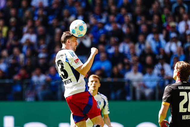Header Jonas Meffert Hamburger SV, 23 GER, Hamburger SV vs Karlsruher SC, Football, 2 Bundesliga, Matchday 31, Season 2024 2025, 27 04 2025 DFL REGULATIONS PROHIBIT ANY USE OF PHOTOGRAPHS AS IMAGE SEQUENCES AND OR QUASI VIDEO GER, Hamburger SV vs Karlsruher SC, Football, 2 Bundesliga, Matchday 31, Season 2024 2025, 27 04 2025 Hamburg Copyright: xEibner-Pressefoto MarcelxvonxFehrnx EP_MFN