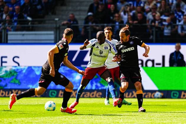 Jean Luc Dompe Hamburger SV, 07 , Sebastian Jung Karlsruher SC, 02 GER, Hamburger SV vs Karlsruher SC, Football, 2 Bundesliga, Matchday 31, Season 2024 2025, 27 04 2025 DFL REGULATIONS PROHIBIT ANY USE OF PHOTOGRAPHS AS IMAGE SEQUENCES AND OR QUASI VIDEO GER, Hamburger SV vs Karlsruher SC, Football, 2 Bundesliga, Matchday 31, Season 2024 2025, 27 04 2025 Hamburg Copyright: xEibner-Pressefoto MarcelxvonxFehrnx EP_MFN