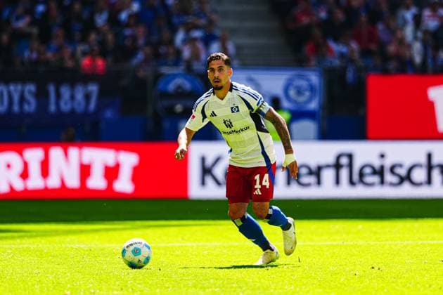 Max Geschwill Holstein Kiel, 14 GER, Hamburger SV vs Karlsruher SC, Football, 2 Bundesliga, Matchday 31, Season 2024 2025, 27 04 2025 DFL REGULATES PROHIBIT ANY USE OF PHOTOGRAPHS AS IMAGE SEQUENCES AND OR QUASI VIDEO GER, Hamburger SV vs Karlsruher SC, Football, 2 Bundesliga, Matchday 31, Season 2024 2025, 27 04 2025 Hamburg Copyright: xEibner-Pressefoto MarcelxvonxFehrnx EP_MFN