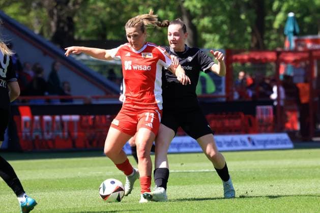 DEU, 2 BL, Frauen, 1 FC Union vs Borussia Moenchengladbach, 27 04 2025, Stadion Alte Foersterei, Berlin, DEU, 2 BL, Frauen, 1 FC Union vs Borussia Moenchengladbach, im Bild Dina Orschmann 1 FC Union Berlin 11 , Fiona Itgenhorst Moenchengladbach 13 DFL regulations prohibit any use of Photographs as image sequences and or quasi video nordphotoxGmbHx xEngler nph00076