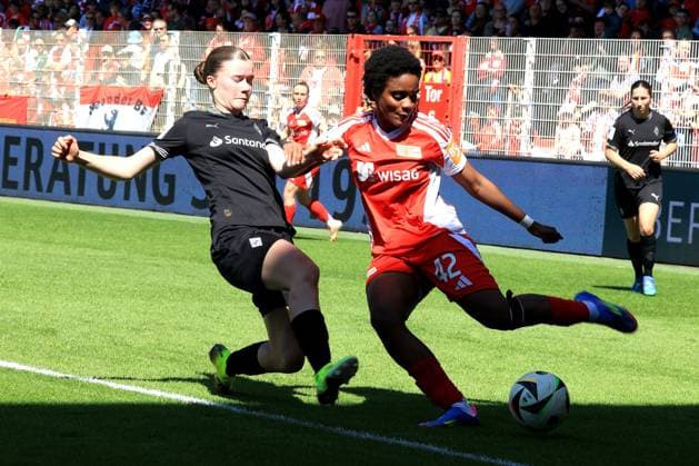 DEU, 2 BL, Frauen, 1 FC Union vs Borussia Moenchengladbach, 27 04 2025, Stadion Alte Foersterei, Berlin, DEU, 2 BL, Frauen, 1 FC Union vs Borussia Moenchengladbach, im Bild Naika Reissner 1 FC Union Berlin 42 , Miriam Arici Moenchengladbach 2 DFL regulations prohibit any use of Photographs as image sequences and or quasi video nordphotoxGmbHx xEngler nph00076