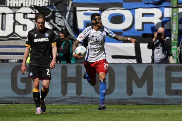 GER, xFSx ,Hamburg, HSV , 2 Bundesliga , Soccer, DFL, Hamburger SV vs Karlsruher SC , in Hamburger Volksparkstadion , 27 04 2025 , v l Hamburger SV celebrates the 1 1 by Davie Selke Hamburger SV ,27 DFL regulations prohibit any use of photographs as image sequences and or quasi video Copyright: HMBxMedia FernandoxSoares