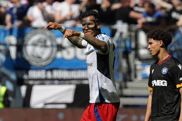 GER, xFSx ,Hamburg, HSV , 2 Bundesliga , Soccer, DFL, Hamburger SV vs Karlsruher SC , in Hamburger Volksparkstadion , 27 04 2025 , v l Hamburger SV celebrates the 1 1 by Davie Selke Hamburger SV ,27 DFL regulations prohibit any use of photographs as image sequences and or quasi video Copyright: HMBxMedia FernandoxSoares