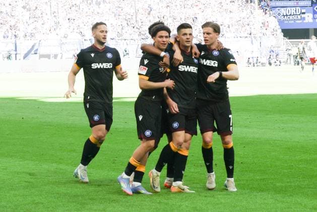 GER, xFSx ,Hamburg, HSV , 2 Bundesliga , Soccer, DFL, Hamburger SV vs Karlsruher SC , in Hamburger Volksparkstadion , 27 04 2025 , v l Karlsruher SC celebrates the 1 2 against Hamburger SV DFL regulations prohibit any use of photographs as image sequences and or quasi video Copyright: HMBxMedia FernandoxSoares