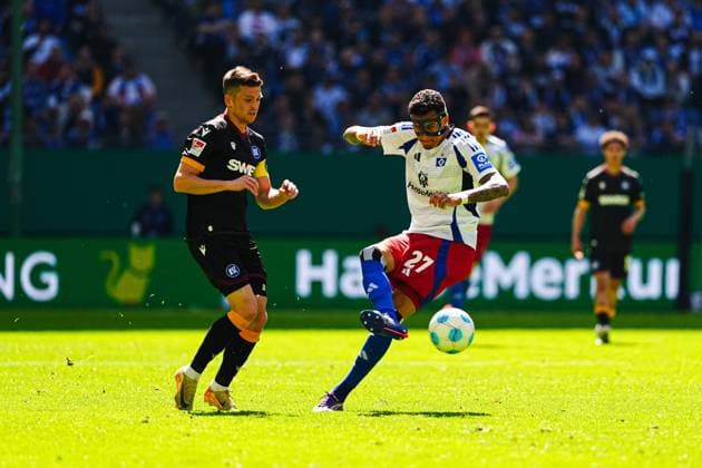 Marvin Wanitzek Karlsruher SC, 10 , Davie Selke Hamburger SV, 27 GER, Hamburger SV vs Karlsruher SC, Football, 2 Bundesliga, Matchday 31, Season 2024 2025, 27 04 2025 DFL REGULATIONS PROHIBIT ANY USE OF PHOTOGRAPHS AS IMAGE SEQUENCES AND OR QUASI VIDEO GER, Hamburger SV vs Karlsruher SC, Football, 2 Bundesliga, Matchday 31, Season 2024 2025, 27 04 2025 Hamburg Copyright: xEibner-Pressefoto MarcelxvonxFehrnx EP_MFN