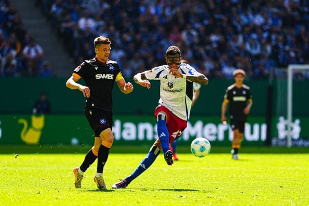 Marvin Wanitzek Karlsruher SC, 10 , Davie Selke Hamburger SV, 27 GER, Hamburger SV vs Karlsruher SC, Football, 2 Bundesliga, Matchday 31, Season 2024 2025, 27 04 2025 DFL REGULATIONS PROHIBIT ANY USE OF PHOTOGRAPHS AS IMAGE SEQUENCES AND OR QUASI VIDEO GER, Hamburger SV vs Karlsruher SC, Football, 2 Bundesliga, Matchday 31, Season 2024 2025, 27 04 2025 Hamburg Copyright: xEibner-Pressefoto MarcelxvonxFehrnx EP_MFN