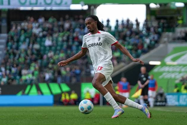 Jordy Makengo SC Freiburg, 33 on the ball , Germany, Soccer, 1 Bundesliga, Matchday 31, 2024 2025, VfL Wolfsburg vs SC Freiburg, 26 04 2025, Volkswagen Arena, Wolfsburg, Germany DFL REGULATIONS PROHIBIT ANY USE OF PHOTOGRAPHS AS IMAGE SEQUENCES AND OR QUASI VIDEO Wolfsburg Volkswagen Arena Niedersachsen Germany Copyright: xArnexAmbergx