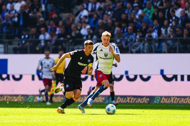Marvin Wanitzek Karlsruher SC, 10 , Adam Karabec Hamburger SV, 17 GER, Hamburger SV vs Karlsruher SC, Football, 2 Bundesliga, Matchday 31, Season 2024 2025, 27 04 2025 DFL REGULATIONS PROHIBIT ANY USE OF PHOTOGRAPHS AS IMAGE SEQUENCES AND OR QUASI VIDEO GER, Hamburger SV vs Karlsruher SC, Football, 2 Bundesliga, Matchday 31, Season 2024 2025, 27 04 2025 Hamburg Copyright: xEibner-Pressefoto MarcelxvonxFehrnx EP_MFN