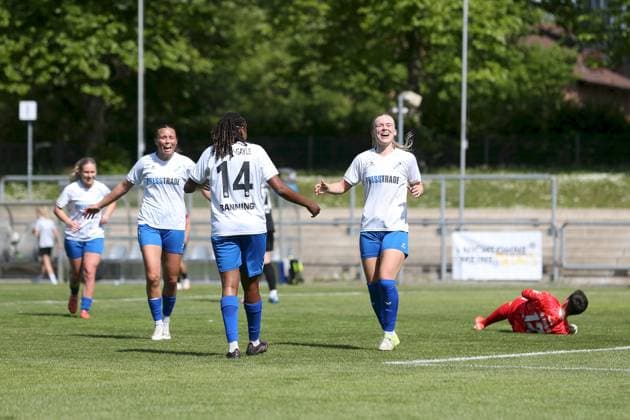 27 04 2025, Women, Soccer, Season 2024 2025, 2 Women Bundesliga, Matchday 23 Eintracht Frankfurt II SC Sand Sarah Wiesner 7, SC Sand , Paige Alicia Bailey Gayle 14, SC Sand and Cecilia Way 8, SC Sand , Goal celebration after the 0 2 Frankfurt am Main Stadion am Brentanobad Hessen Germany