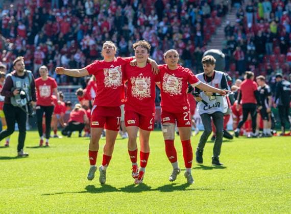 Soccer, Women, Season 2024 2025, 2 Bundesliga 23 Matchday , 1 FC Union Berlin Borussia Mönchengladbach, Union celebrates promotion to 1 Bundesliga, f l Dina Orschmann 1 FC Union , Tomke Schneider 1 FC Union , Korina Janez 1 FC Union , 27 04 2025, Copyright: xSebastianxRäppold MatthiasxKochx
