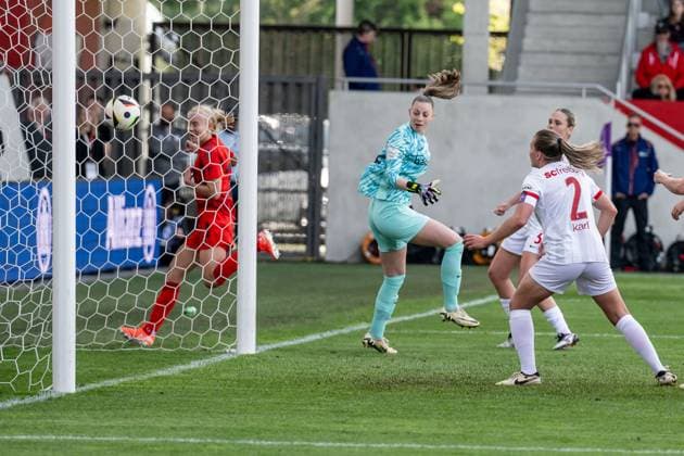 Rafaela Borggraefe goalkeeper, SC Freiburg Women, 12 and Lisa Karl SC Freiburg Women, 2 cannot prevent Pernille Harder FC Bayern Muenchen Women, 21 from scoring to make it 2 1 FC Bayern Muenchen Women vs SC Freiburg, Football, Google Pixel Women Bundesliga, 20 Spieltag, Saison 2024 2025, 27 04 2025 DFL DFB REGULATIONS PROHIBIT ANY USE OF PHOTOGRAPHS as IMAGE SEQUENCES and or QUASI VIDEO FC Bayern Muenchen Frauen vs SC Freiburg, Fußball, Google Pixel Frauen Bundesliga, 20 Spieltag, Saison 2024 2025, 27 04 2025 Muenchen Copyright: xEibner-Pressefoto HeikexFeinerx EP_HFR