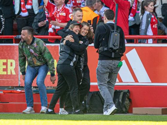 Soccer, Women, Season 2024 2025, 2 Bundesliga 23 Matchday , 1 FC Union Berlin Borussia Mönchengladbach, Union celebrates promotion to 1 Bundesliga, f l Coach Ailien Poese 1 FC Union , Individual Coach Marie Louise Eta 1 FC Union , Cheering after final whistle, 27 04 2025, Copyright: xSebastianxRäppold MatthiasxKochx