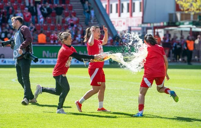Soccer, Women, Season 2024 2025, 2 Bundesliga 23 Matchday , 1 FC Union Berlin Borussia Mönchengladbach, Union celebrates promotion to 1 Bundesliga, f l individual coach Marie Louise Eta 1 FC Union , Katja Orschmann 1 FC Union , Athanasia Moraitou 1 FC Union , 27 04 2025, Copyright: xSebastianxRäppold MatthiasxKochx