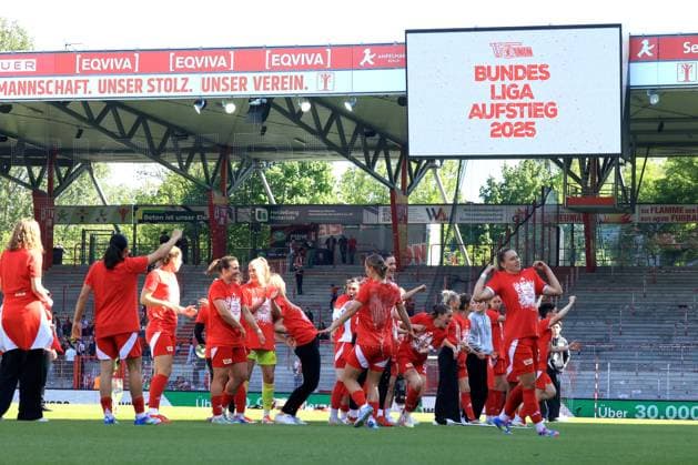 DEU, 2 BL, Frauen, 1 FC Union vs Borussia Moenchengladbach, 27 04 2025, Stadion Alte Foersterei, Berlin, DEU, 2 BL, Frauen, 1 FC Union vs Borussia Moenchengladbach, im Bild Union Spielerinnenkreis DFL regulations prohibit any use of Photographs as image sequences and or quasi video nordphotoxGmbHx xEngler nph00076