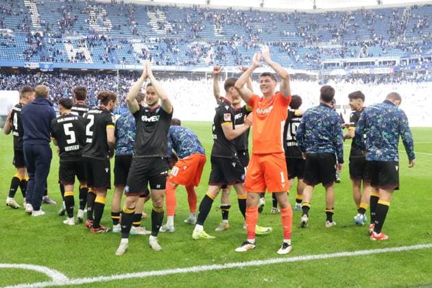 GER, xFSx ,Hamburg, HSV , 2 Bundesliga , Soccer, DFL, Hamburger SV vs Karlsruher SC , in Hamburger Volksparkstadion , 27 04 2025 , v l Karlsruher SC celebrates the victory with their fans against Hamburger SV DFL regulations prohibit any use of photographs as image sequences and or quasi video Copyright: HMBxMedia FernandoxSoares