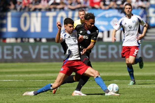 GER, xFSx ,Hamburg, HSV , 2 Bundesliga , Soccer, DFL, Hamburger SV vs Karlsruher SC , im Hamburger Volksparkstadion , 27 04 2025 , v l Daniel Elfadli Hamburger SV ,8 in duel with Louey Ben Farhat Karlsruher SC ,19 DFL regulations prohibit any use of photographs as image sequences and or quasi video Copyright: HMBxMedia FernandoxSoares