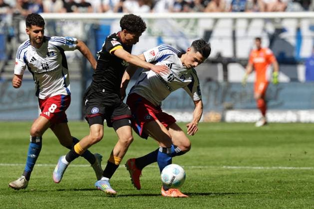 GER, xFSx ,Hamburg, HSV , 2 Bundesliga , Soccer, DFL, Hamburger SV vs Karlsruher SC , im Hamburger Volksparkstadion , 27 04 2025 , v l Daniel Elfadli Hamburger SV ,8 , Louey Ben Farhat Karlsruher SC ,19 , Dennis Hadzikadunic Hamburger SV ,5 DFL regulations prohibit any use of photographs as image sequences and or quasi video Copyright: HMBxMedia FernandoxSoares