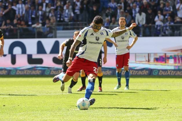 27 04 2025, xtgx, Fussball 2 Bundesliga, Hamburger SV Karlsruher SC emspor, v l Davie Selke HSV, 27 schiesst Tor, schießt, Torschuetze, erzielt Tor, Treffer, scores the goal 1 1 DFL DFB REGULATIONS PROHIBIT ANY USE OF PHOTOGRAPHS as IMAGE SEQUENCES and or QUASI VIDEO Hamburg