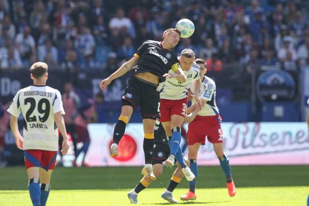 27 04 2025, xtgx, Fußball 2 Bundesliga, Hamburger SV Karlsruher SC emspor, v l Marvin Wanitzek Karlsruhe, 10 , Silvan Hefti HSV, 30 Zweikampf, Duell, Kampf, tackle DFL DFB REGULATIONS PROHIBIT ANY USE OF PHOTOGRAPHS as IMAGE SEQUENCES and or QUASI VIDEO Hamburg